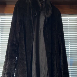 Svart pälsjacka - Säljer denna fina Pälsjackan i storlek 36 (köpt begagnat) jag har aldrig använt den och  ser ny ut🩷