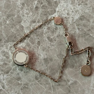 Guldigt armband från Marc Jacobs - Gulligt litet guldarmband från Marc Jacobs