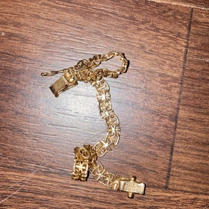 Guldarmband med kedjedesign - Elegant guldarmband med intrikat kedjedesign. Armbandet har en säker låsning och en klassisk stil som passar perfekt för speciella tillfällen.