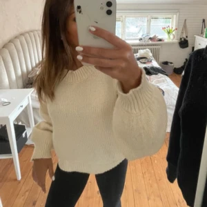 Vit stickad tröja - Säljer en mysig vit stickad tröja med långa ärmar och ribbade muddar. Perfekt för kyligare dagar och ger en stilren look. Passar bra till både jeans och kjol. Storlek L men sitter oversized på mig som brukar ha S!