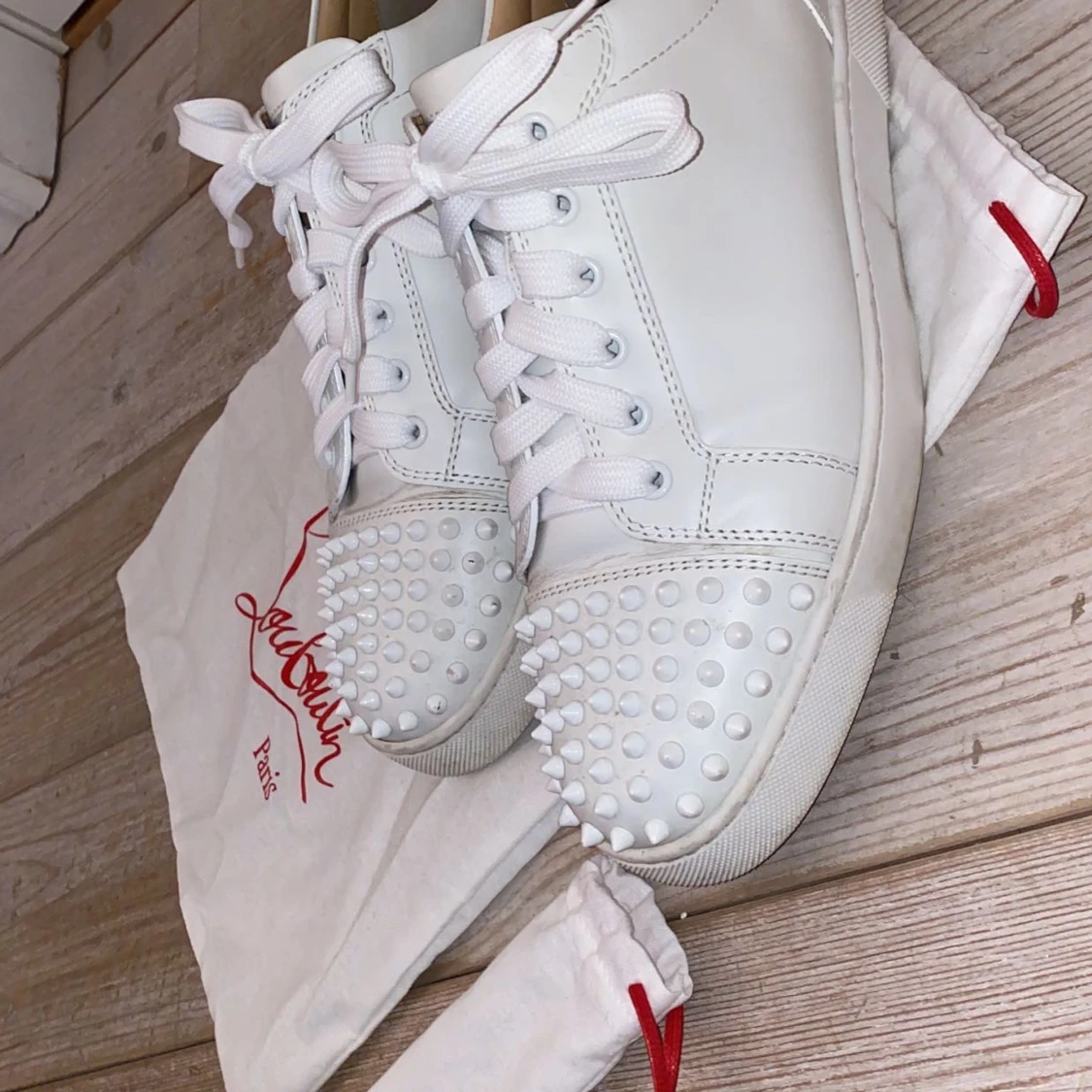 Vita sneakers med nitar från Christian Louboutin - 2