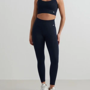 Träningstights från Aim’n - Mörkblåa, ribbade tights från aim’n. Inte använda så mycket, så i bra skick! Säljes då dom ej kommer till användning💗 nypris: 600kr