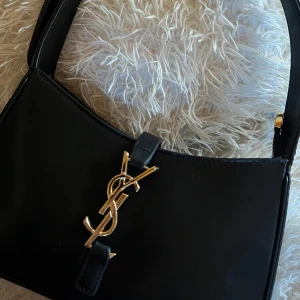 Väska från YSL - Skriv gärna till mig för frågorna 