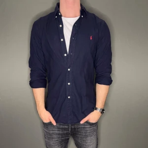 Ralph lauren skjorta - Hej säljer nu min fina Ralph Lauren skjorta i storlek M. Den är i nyskick och kommer vara otroligt snygg nu i vår och framåt sommaren. Nypris cirka 1600kr! Vi kommer att sälja liknande produkter nu närmare våren så glöm inte följa profilen!🌊🍾