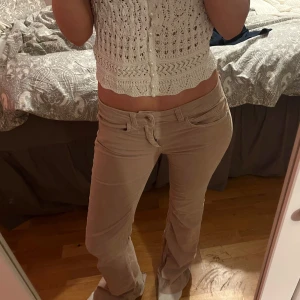 Rosa jeans  - Snygga rosa jeans i Manchester material. De är  bootcut och låg midjade! Tyvärr har de blivit lite mer trampade längst ner men inget som märks när man har på dem💓💓💓 skriv för fler bilder och frågor🩷