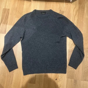 Grå kashmir tröja från Massimo Dutti - Säljer en stilren grå tröja från Massimo Dutti i en mjuk ull- och kashmirblandning. Ett måste i garderoben för den som gillar tidlös design. Väldigt fint skick, inte nopprig eller liknande. Använd väldigt lite. Ser lite ljusare ut i verkligheten skulle jag säga. Storlek S. Hör gärna av dig vid frågor eller funderingar 🙌🏼🙌🏼. Priset går att slipa på vid snabb affär 