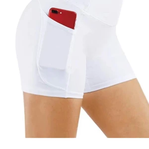 Vita träningsshorts med ficka - Säljer ett par vita träningsshorts med praktisk ficka på sidorna, perfekt för att förvara mobilen under träningen. Själv tänkte jag ha dom under min studentklänning men tyvärr funka dom inte med min klänning.. HELT NYA! 