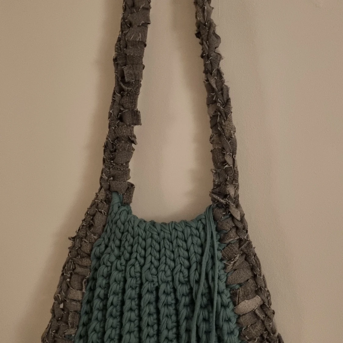 Virkad axelväska från Loops By V - 1