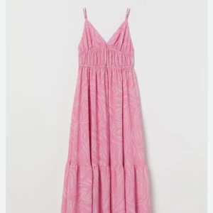 Långklänning hm - Säljer denna fina långklänningen för att den är för stor på mig☺️Köptes nyligen från en annan på plick🌷Inga hål eller fläckar. 