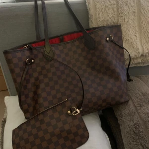 Louis Vuitton Neverful handväska axelremsväska  - Stor elefant väska  Lv mycket fint skick som ny . Med en liten väska som hör till som man kan använda för sig ;) Riktigt detaljrik!  Säljes för 1500kr  