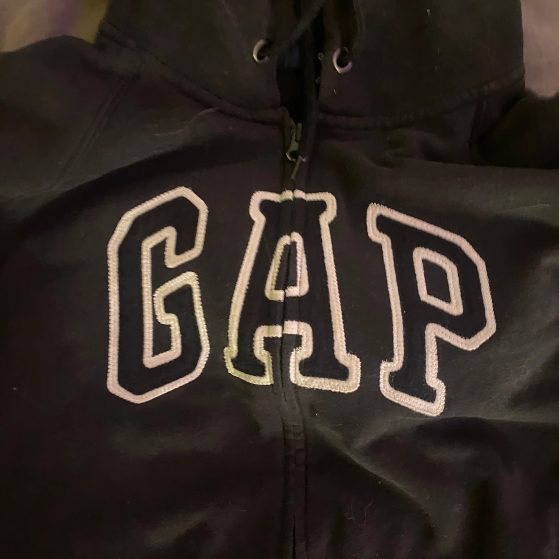 Svart hoodie från GAP - 1