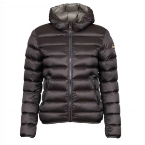 Mörkbrun dunjacka från Colmar - Säljer en snygg mörkbrun dunjacka från Colmar med huva och dragkedja. Jackan har en quiltad design och är perfekt för kyligare väder. Den har en stilren look med Colmar-logga på ärmen.