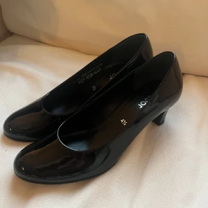 Svarta pumps från Gabor - Eleganta svarta pumps från Gabor med en klassisk design. Skorna har en låg klack och en rundad tå. I nyskick. Storleken är 36,5 men passar mig som har 37. Nypris 1350 kr.