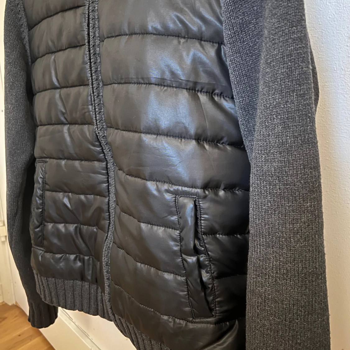 Svart quiltad jacka med stickade ärmar - 3