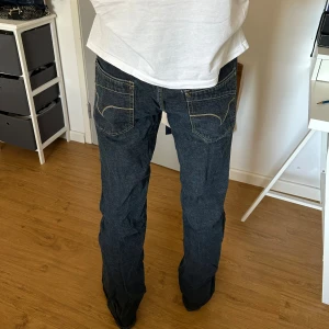 Diesel jeans - Snygga mörkblå jeans med klassiska kontrastsömmar och femficksdesign. De har en rak passform och är perfekta för en avslappnad stil. Jeansen har en knappgylf och är tillverkade i ett robust denimtyg.