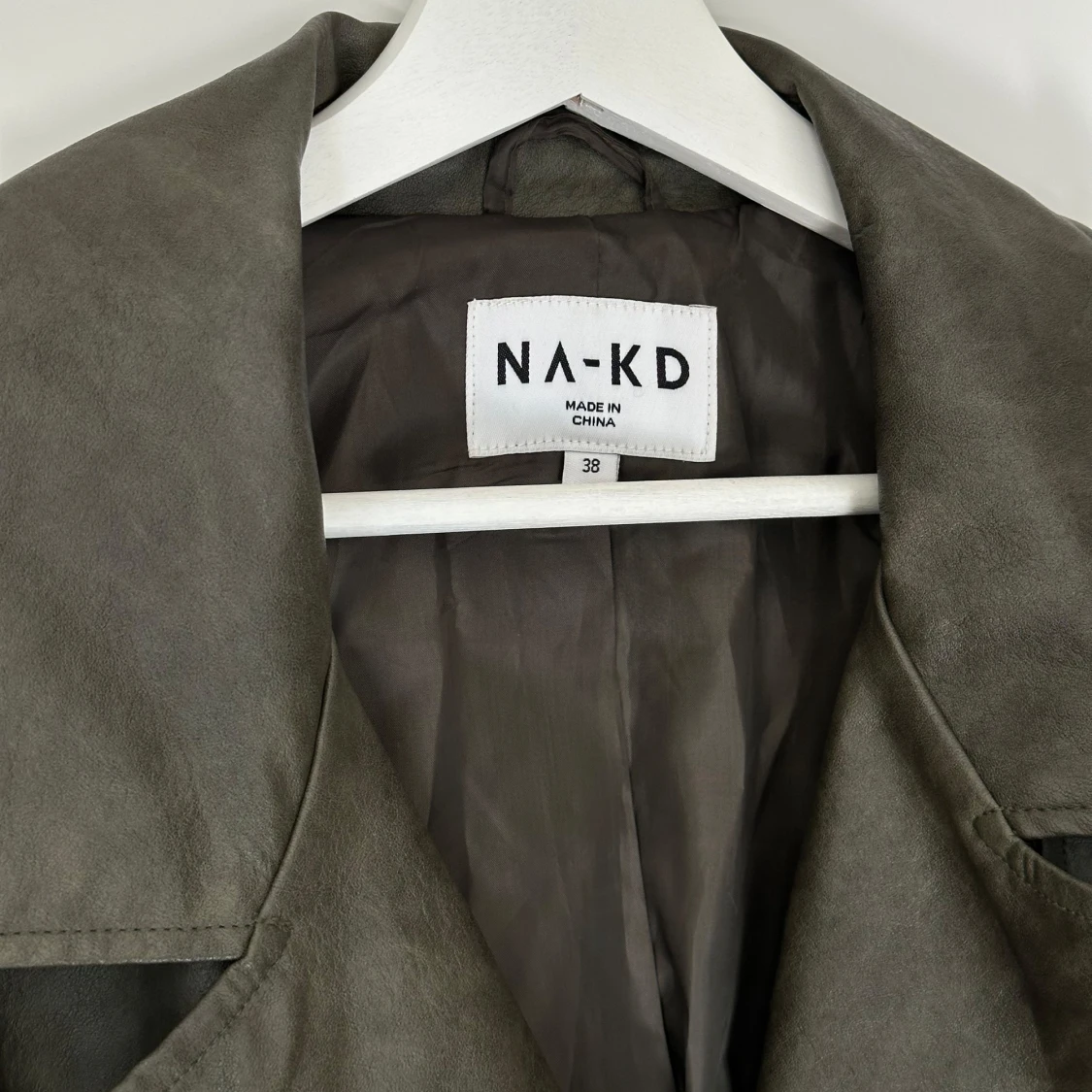 Grå trenchcoat från NA-KD - 2