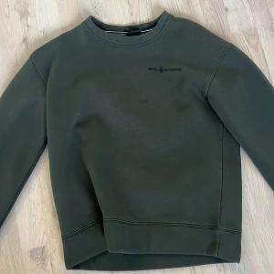 Grön tröja från Sail Racing - Säljer en grön tröja från Sail Raving och är perfekt för en avslappnad look till våren. Pris går att diskuteras. 