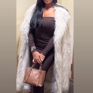 Vit lång pälsjacka från Asos - Säljer en elegant och iögonfallande vit lång pälsjacka. 