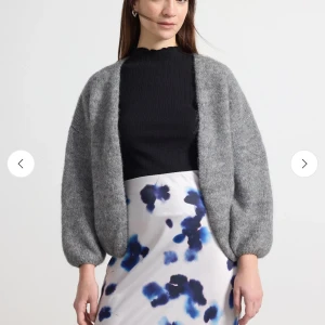 Grå stickad kofta från Lindex - Mysig grå stickad kofta från Lindex. Jag har använt den ett fåtal gånger så den är som ny. Den har en öppen snygg design utan knappar och långa ärmar. Perfekt för lager-på-lager under kyliga dagar. Koftan är i en neutral grå färg som passar till allt.⚡️⚡️