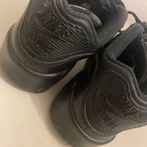 Svarta Nike skor - Svarta air Max 90 Nike skor i storlek 36,5! Skorna är använd ett par gånger men är som nya de är i väldigt bra skick bara att de är rätt så smutsiga som enkelt går av! Hör av er vid mer frågor!💕 ny pris runt 1600. Lägg prisförslag 