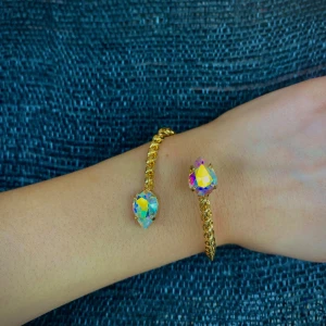 drop armband  - stilrent armband med guld pläterad mässing samt kvalitativa aurora kristaller, ställbar, kristallstorlek - 10x14mm🤍