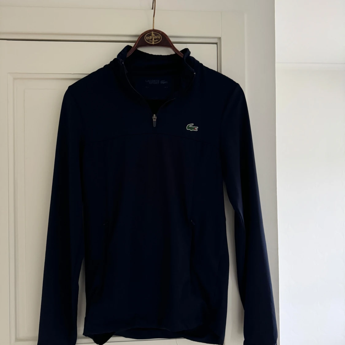 Mörkblå lacoste tröja