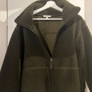 Olivgrön teddyjacka - Jättefin grön teddyjacka, fint skick inga defekter🩷