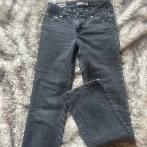 Svarta jeans från Levi's - Snygga svara jeans från Levi's. De har en låg midja och raka ben.