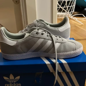 Gazelle adidas skor - De är i en ljus gröngrå färg med guld detaljer, helt oanvända❤️jag har kvitto och man får med kartongen🥰stl 38 2/3 (pris går att diskutera)