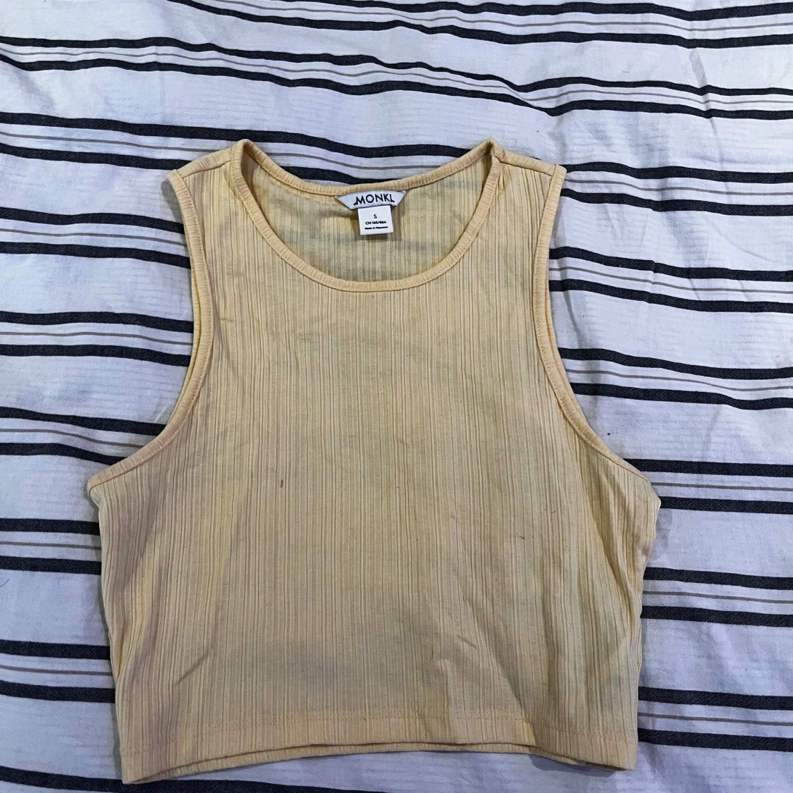 Gul ribbad linnetopp från Monki