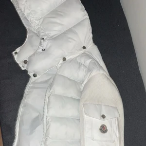 Moncler cardigan  - En vit cardigan storlek M 