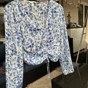 Blå blommig blus - Så söt blå blommig blus som är perfekt till sommaren🌸💕🌸använd några få gånger🌸💕🌸💕