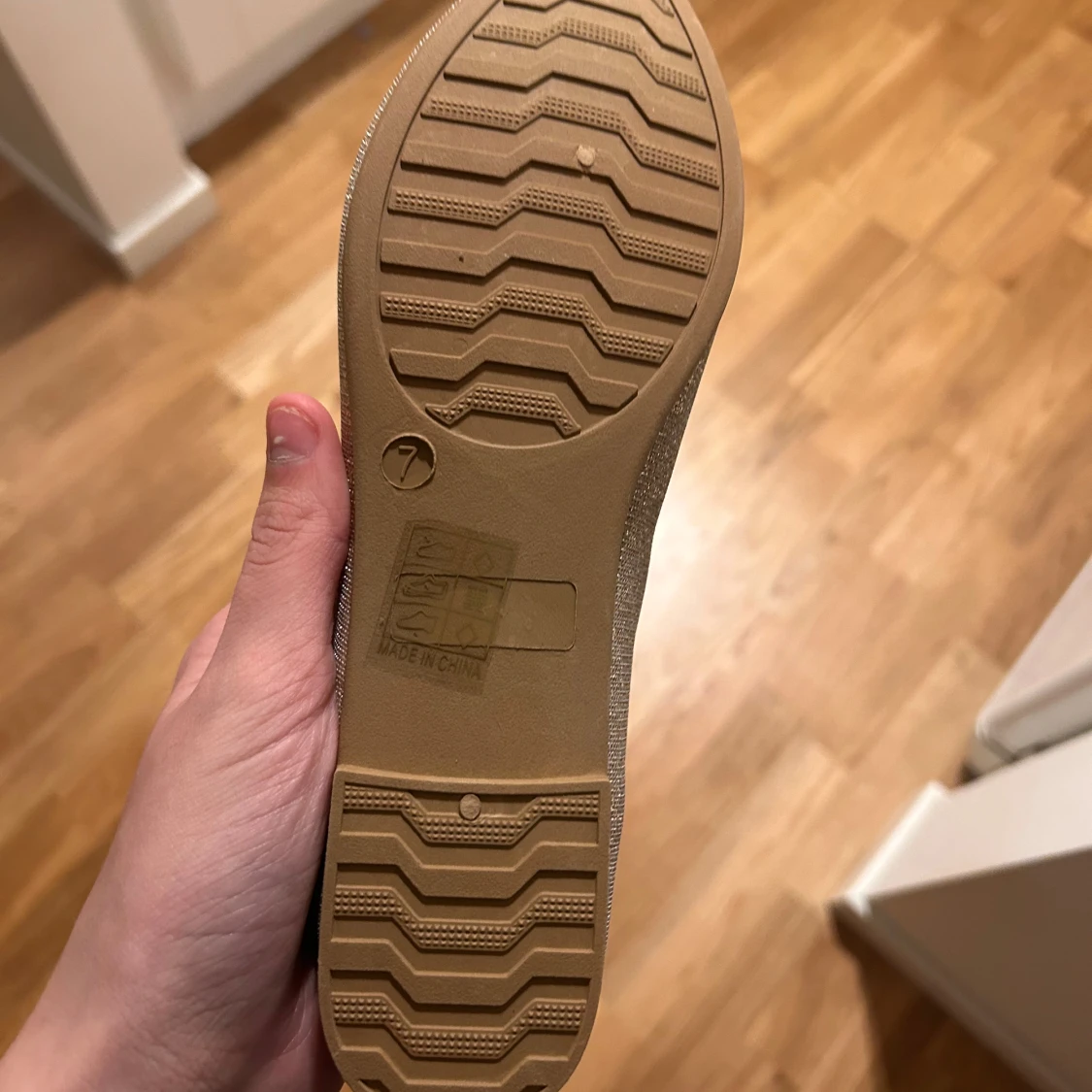 Glittriga ballerinaskor i guld - 2