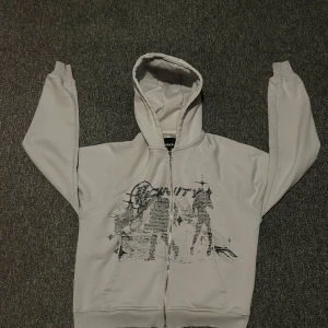 Grå hoodie från Vicinity - Säljer min  gråa hoodie/Kofta från Vicinity  den är köpt från deras sida . Jag är inget för 178 och tycker den passar bra , armarna är lite pösiga men annars sitter den bra.