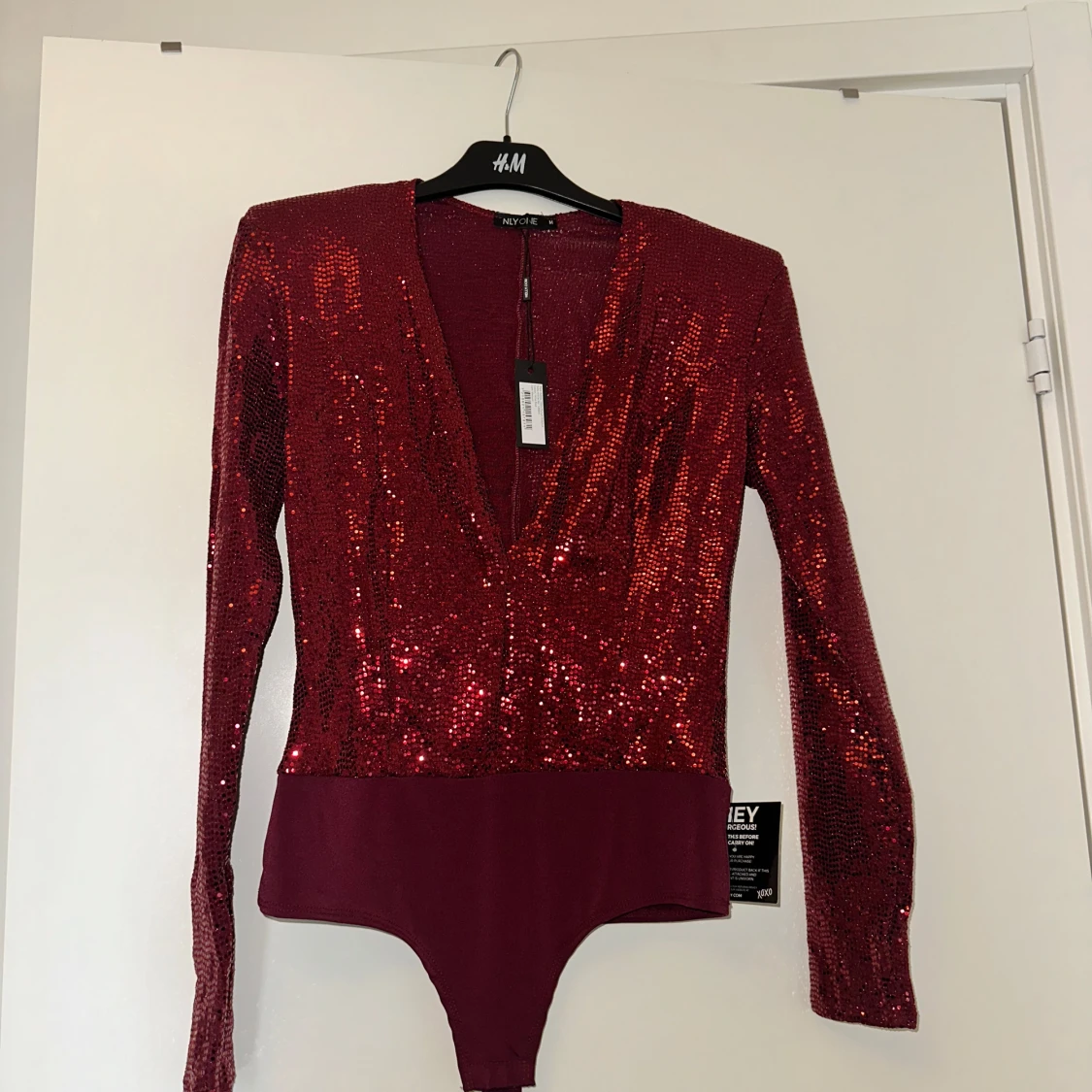 Röd glittrig bodysuit från NLY One