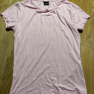 Ljusrosa t-shirt från Gina Tricot - Säljer en ljusrosa, tight t-shirt från Gina Tricot. Den är kortärmad och tillverkad i mjukt bomullsmaterial. Priset kan diskuteras 