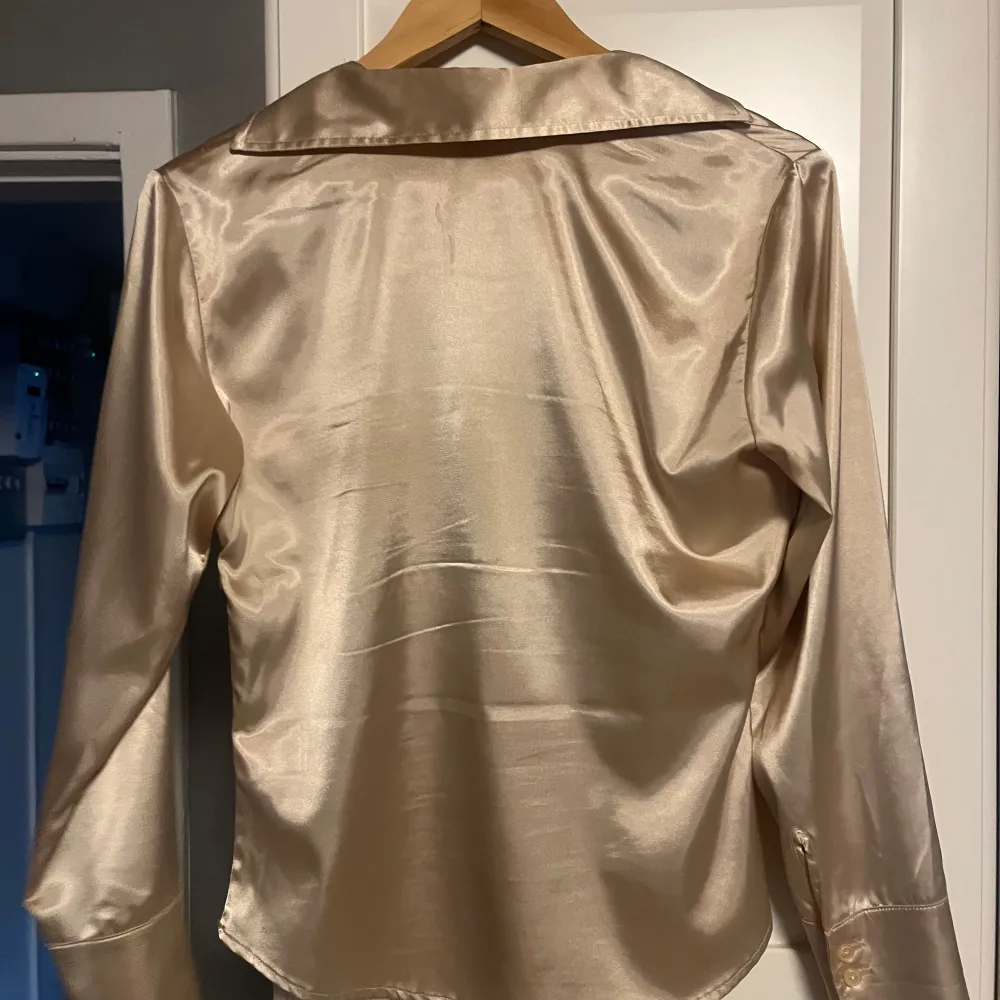 Fin Satin blus i en härlig champagne färg från märket B.young. Helt ny så oanvänd.  Köpt ny för 899kr🤗 . Puserot.