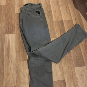 Grå Replay Hyperflex Anbass jeans - Tvärfeta jeans från Replay i modellen Hyperflex Anbass. En riktigt snygg färg. De har en modern slim passform. Skick 9/10 då de mest legat i garderoben eftersom dem är lite långa på mig. Kom med frågor. 