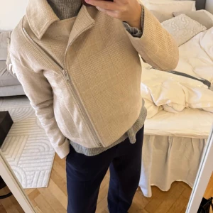 Beige rutig jacka med dragkedja - Snygg beige jacka från rockandblue, så gott som ny. St 36