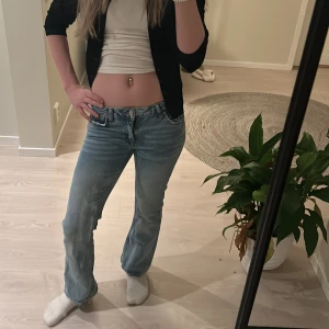 Blå jeans från Gina Tricot - Säljer ett par snygga blå jeans från Gina Tricot. De har en klassisk femficksdesign och en bekväm passform. Perfekta för en avslappnad stil. Jeansen har en lätt tvättad look och är tillverkade i ett slitstarkt material.