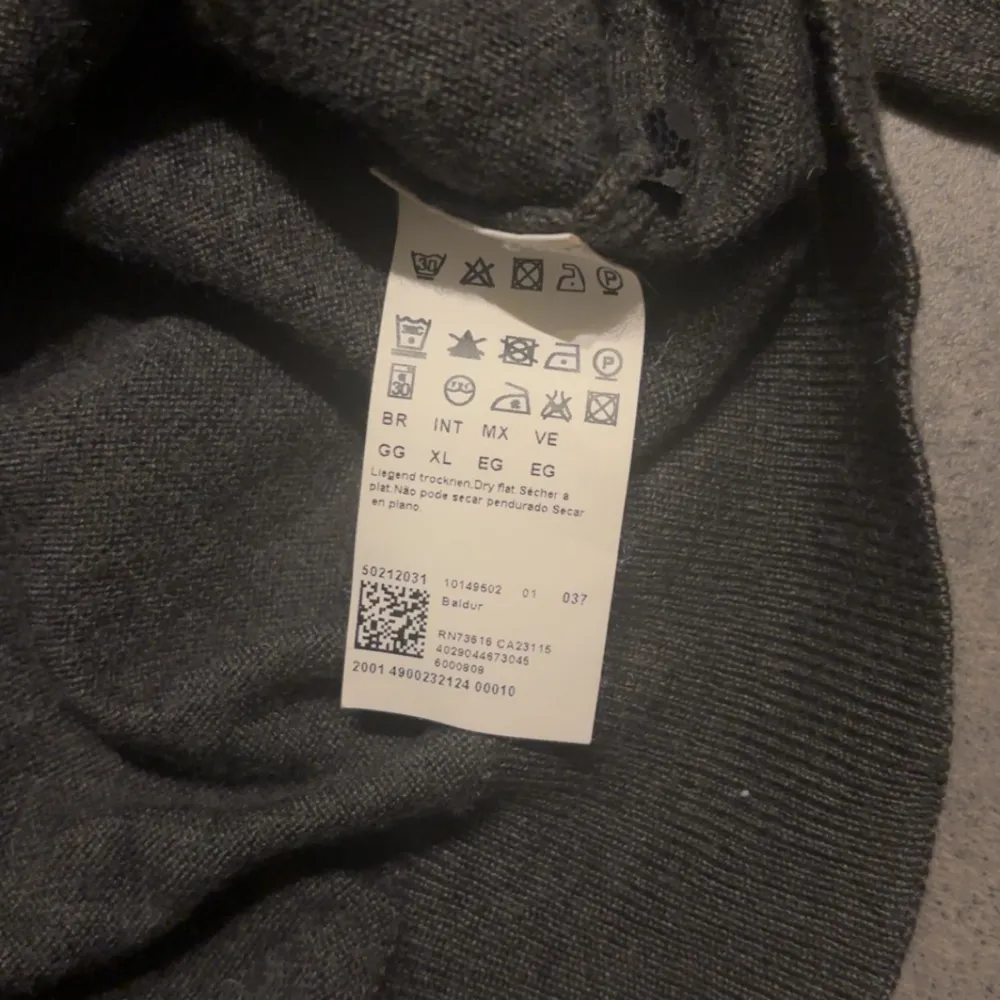Säljer en stilren grå tröja från Boss med v-ringning och broderad logga på bröstet. Tröjan har långa ärmar och är tillverkad i ett mjukt material som passar perfekt för kyligare dagar. Perfekt för dig som vill ha en klassisk och tidlös look. Xl barn. S herr. Inga defekter. Kom privat för fler frågor!💫. Neuletakit & Villapaidat.
