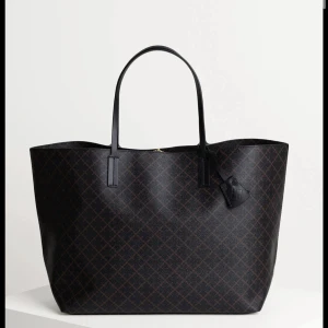 By Malene Birger väska - Jättefin men tyvärr lite defekter som syns på bilderna💞💞