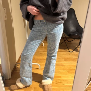 Såå coola och unika jeans!! - Jätte fina och coola, bootcut och lågmidjade. Mönstrade 