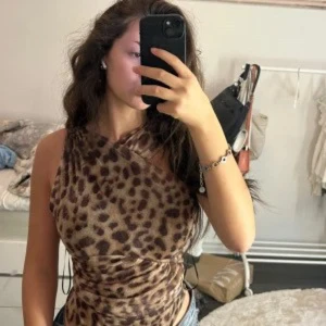 Leopardmönstrad body Zara -  body med leopardmönster. Perfekt för att sticka ut med sin unika design och djuriska stil. Passar bra till både jeans och kjol för en cool look.