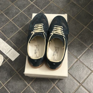 Maison margiela gats - Säljer dessa maison margiela gats I ett extremt bra skick låda och kvitto samt dustbags följer med i köp, priset är inte hugget i sten hör av er vid frågor och funderingar