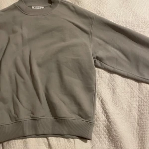 Grå sweatshirt från Weekday - Säljer en baggy sweatshirt från weekday storlek xs. Aldrig använd, säljer för att den är för liten