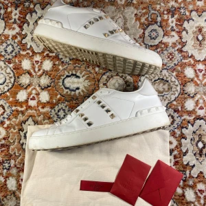 Valentino Skor - Hej! Säljer nu mina skor från märket Valentino , storlek 38, bra skick dustbag och extra nitar ingår. Givetvis äkta, Tveka inte på att höra av dig om du har frågor eller funderingar kring skorna!