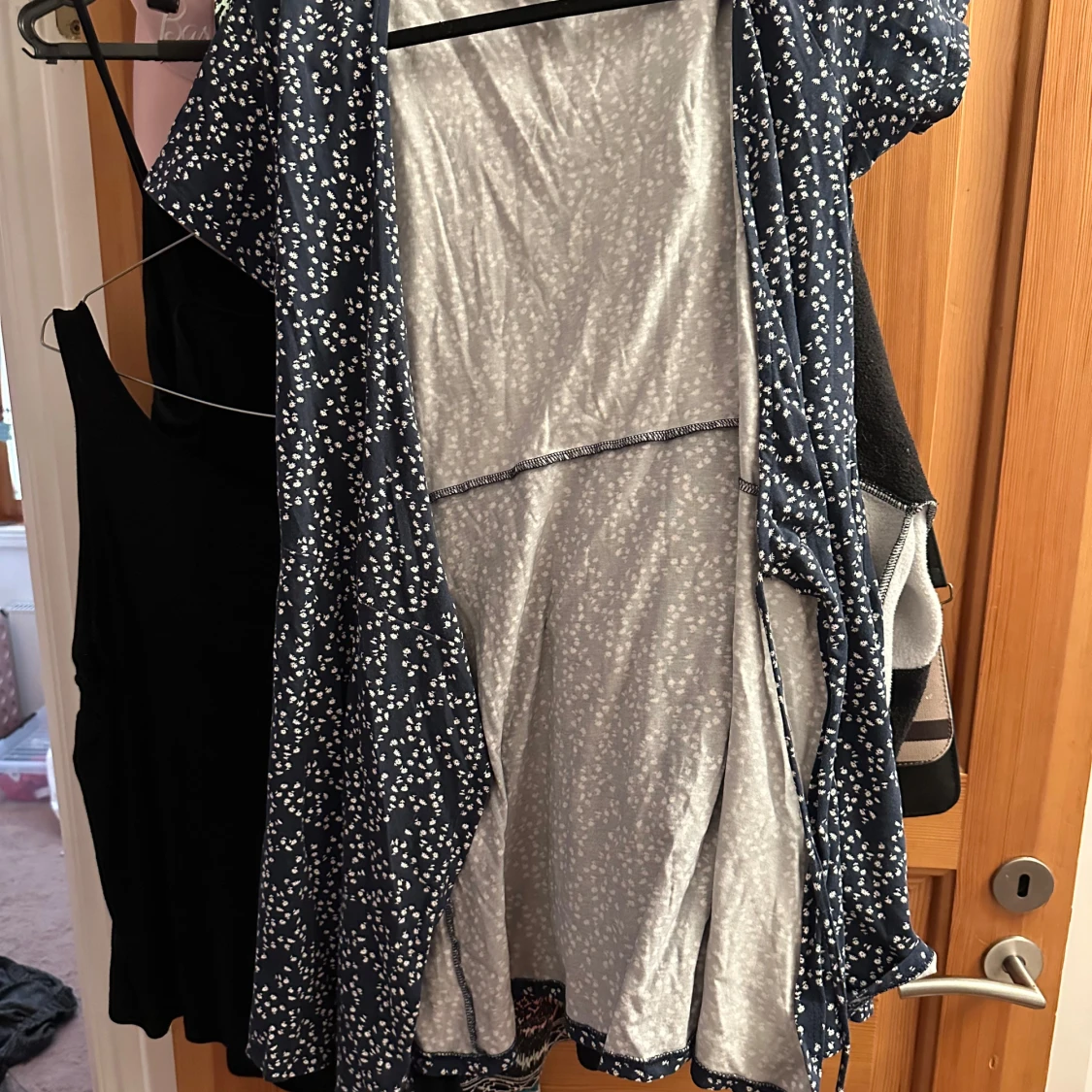 Blå omlottklänning med vita blommor - 2