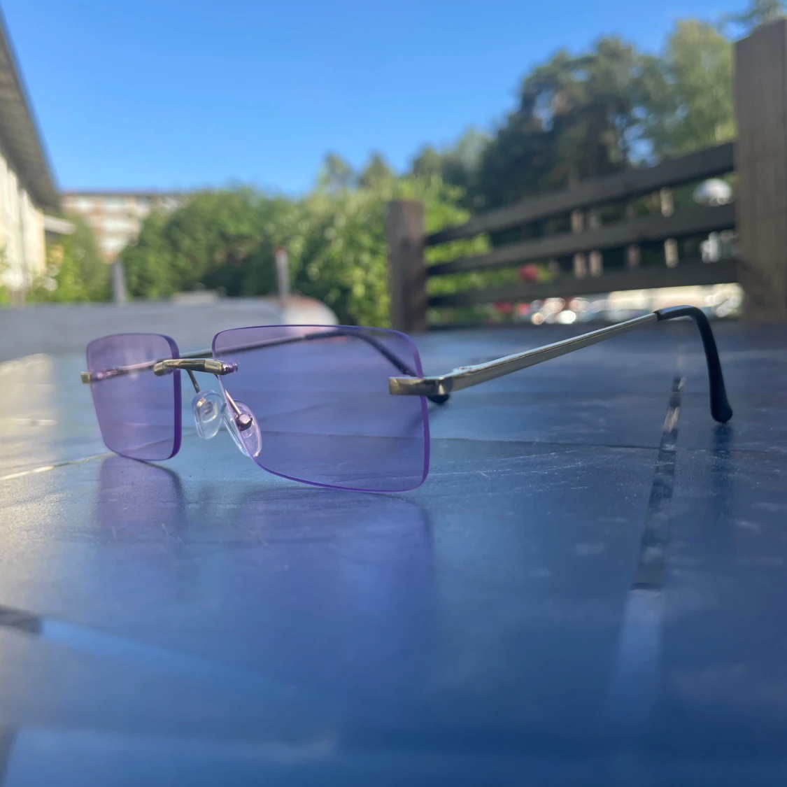 Lila rektangulära glasögon med gulddetaljer - 2