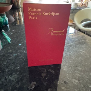 Baccarat Rouge 540 Extrait de Parfum - Lyxig parfym från Maison Francis Kurkdjian, Baccarat Rouge 540 Extrait de Parfum. Flaskan är fyrkantig i rött glas med en elegant guldfärgad etikett och matchande guldlock. Kommer i exklusiv röd kartong. Doften är ikonisk och intensiv. Flaskan rymmer 70ml och det är 70ml kvar i den.